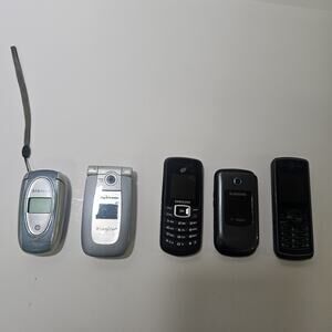 Lot 5 Vintage Cell Phones. Some Flip phones. Black Silver